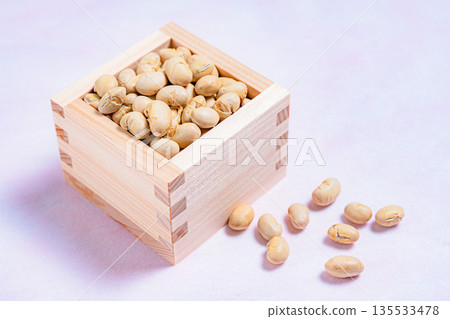 Setsubun beans in a wooden box Image material of lucky beans and bean throwing Setsubun beans in a wooden box Image material of lucky beans and bean throwing 135533478