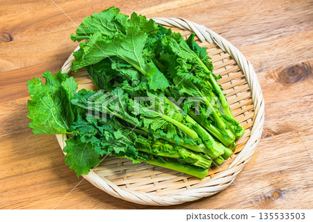 一束油菜花插在竹籃裡。春季蔬菜食材 135533503