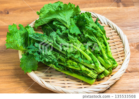 一束油菜花插在竹籃裡。春季蔬菜食材 一束油菜花插在竹籃裡。春季蔬菜食材 135533508