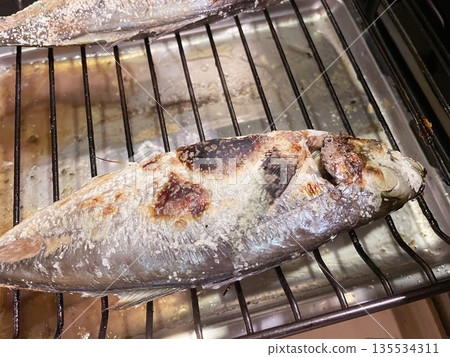 與鹽的烤馬鯖魚 135534311