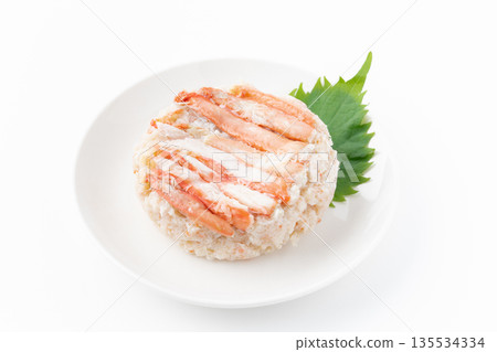 盛於白色背景盤上的煮熟的紅雪蟹 135534334