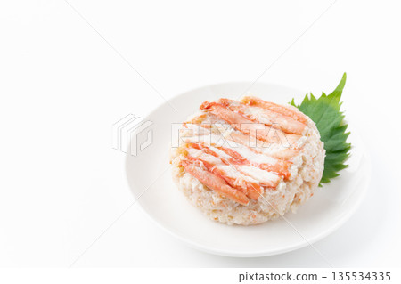盛於白色背景盤上的煮熟的紅雪蟹 135534335