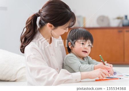 媽媽和孩子在家畫畫 媽媽和孩子在家畫畫 135534368
