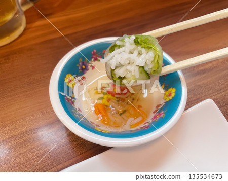 越南菜未加工的春捲 135534673