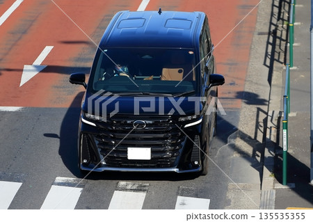 豪華黑色小型貨車的圖像 豪華黑色小型貨車的圖像 135535355