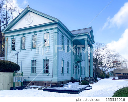北海道函館市,原北海道政府函館分局大樓,斜側視圖,雪景 北海道函館市,原北海道政府函館分局大樓,斜側視圖,雪景 135536016