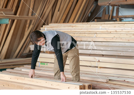 在建築工地工作的人 135537530