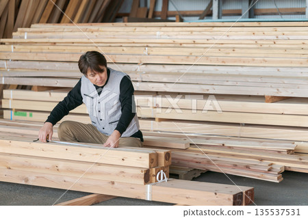 在建築工地工作的人 135537531