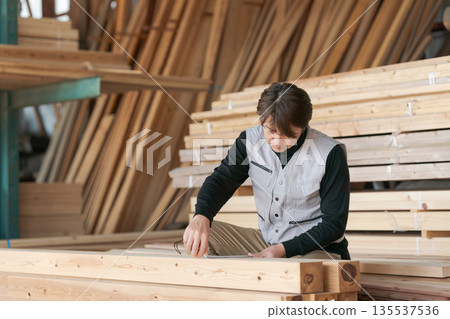 在建築工地工作的人 135537536