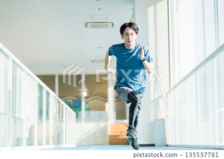 一位年輕男子正在健身房跑步。照片由以下機構提供：Sports Club & Sauna Spa Renaissance Makuhari 24 135537781