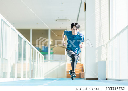 一位年輕男子正在健身房跑步。照片由以下機構提供：Sports Club & Sauna Spa Renaissance Makuhari 24 135537782