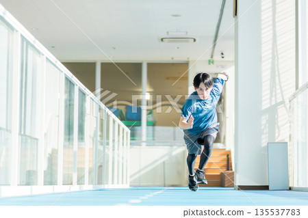 一位年輕男子正在健身房跑步。照片由以下機構提供：Sports Club & Sauna Spa Renaissance Makuhari 24 135537783