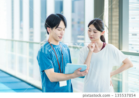 一位男教練和一位女學員。照片由以下機構提供:Sports Club & Sauna Spa Renaissance Makuhari 24 一位男教練和一位女學員。照片由以下機構提供:Sports Club & Sauna Spa Renaissance Makuhari 24 135537854