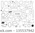 手繪對話框、表情符號和箭頭塗鴉裝飾套裝。單色線條畫向量圖 135537942