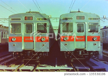 1980年1月6日,東急8500系列列車8509號和8501號在長津田檢驗場列隊停車。 1980年1月6日,東急8500系列列車8509號和8501號在長津田檢驗場列隊停車。 135538106