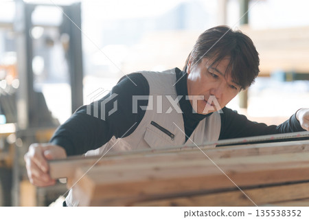 在建築工地工作的人 135538352