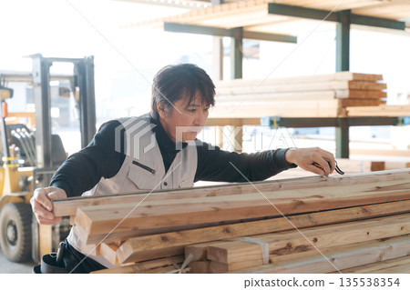 在建築工地工作的人 135538354