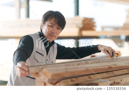 在建築工地工作的人 135538356
