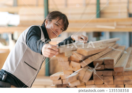 在建築工地工作的人 135538358