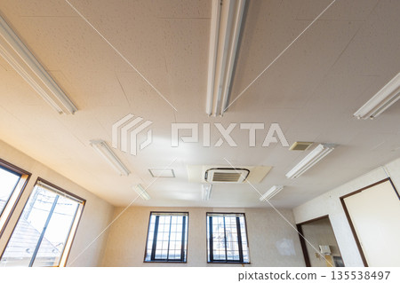 一處廢棄舊房的內部 135538497