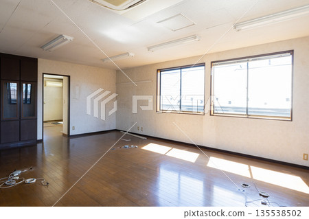 一處廢棄舊房的內部 135538502