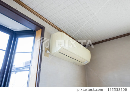 一處廢棄舊房的內部 一處廢棄舊房的內部 135538506