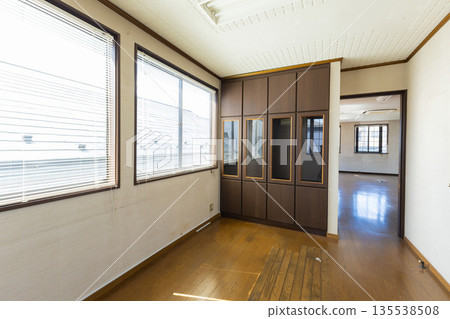 一處廢棄舊房的內部 135538508