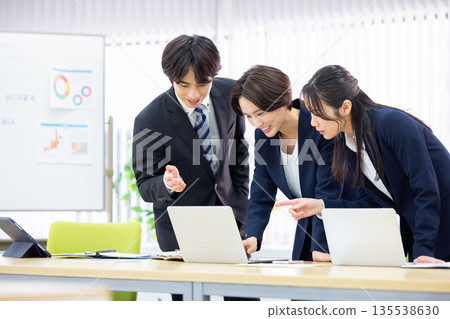 Men and women having a business meeting 135538630