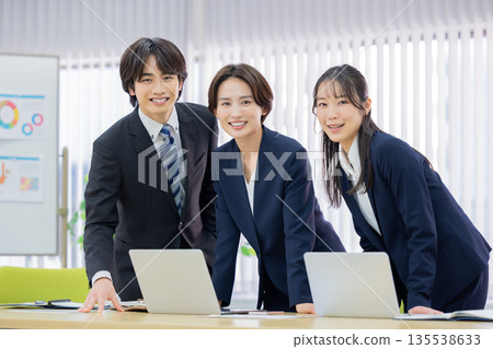 Men and women having a business meeting Men and women having a business meeting 135538633
