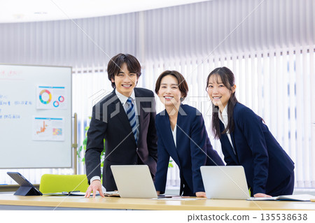 Men and women having a business meeting Men and women having a business meeting 135538638