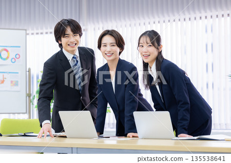 Men and women having a business meeting Men and women having a business meeting 135538641