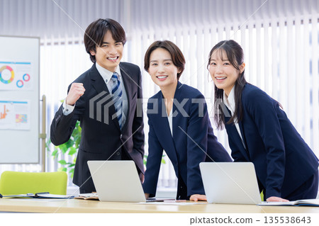 Men and women having a business meeting Men and women having a business meeting 135538643