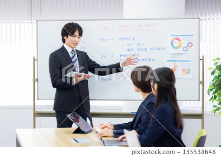 Men and women having a business meeting Men and women having a business meeting 135538648