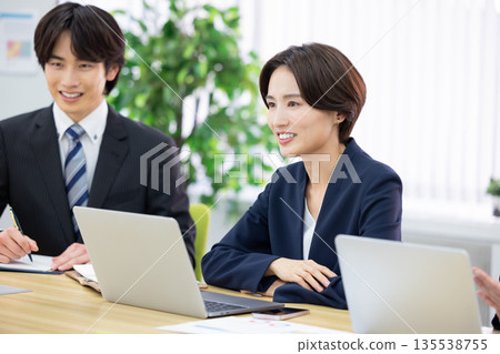 Men and women having a business meeting Men and women having a business meeting 135538755