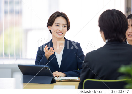 正在開會的女商人 正在開會的女商人 135538857