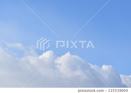 漂浮在藍天上的雲彩 漂浮在藍天上的雲彩 135539004