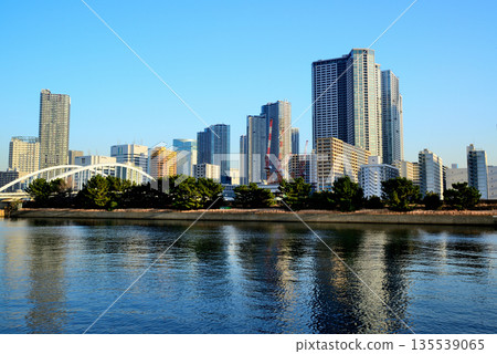 Hama-rikyu Gardens in winter. Redevelopment is underway in the Kachidoki and Toyomi areas. Hama-rikyu Gardens in winter. Redevelopment is underway in the Kachidoki and Toyomi areas. 135539065