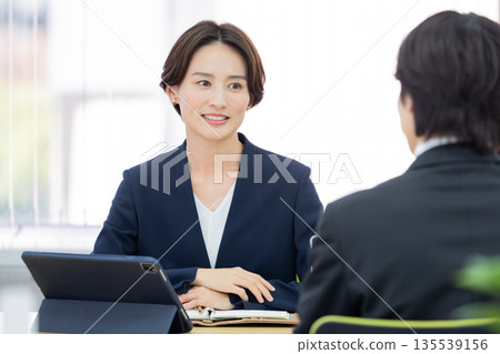 正在開會的女商人 135539156
