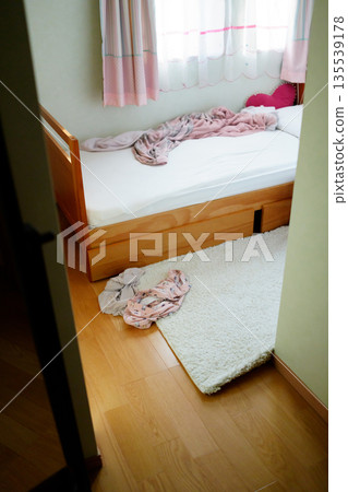 睡衣隨意地放在孩子的房間裡 睡衣隨意地放在孩子的房間裡 135539178