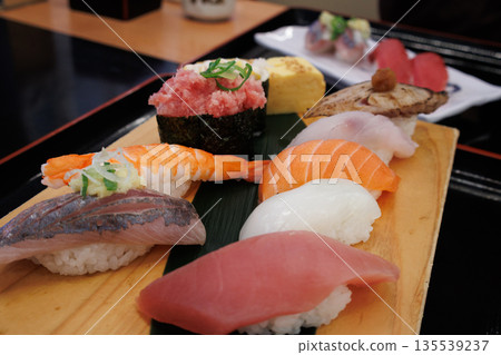 在您當地的餐廳享用新鮮美味的壽司 135539237