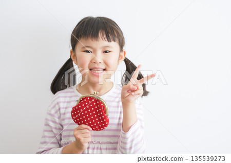 孩子拿著一個有扣的錢包（裝錢/零用錢） 135539273