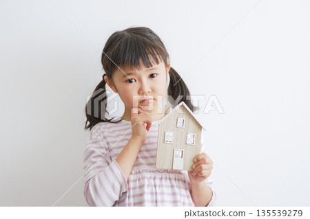 孩子拿著模型房子(抵押貸款,兒童房) 孩子拿著模型房子(抵押貸款,兒童房) 135539279