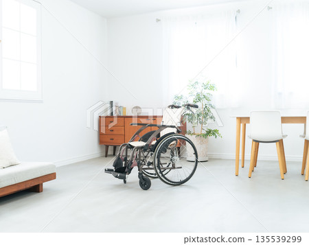 現代簡約的住宅場景,附輪椅。 現代簡約的住宅場景,附輪椅。 135539299