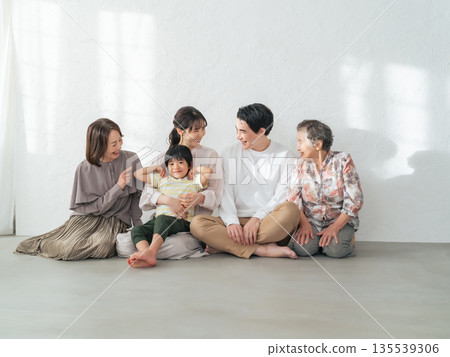 A four-generation family relaxing in a room 135539306