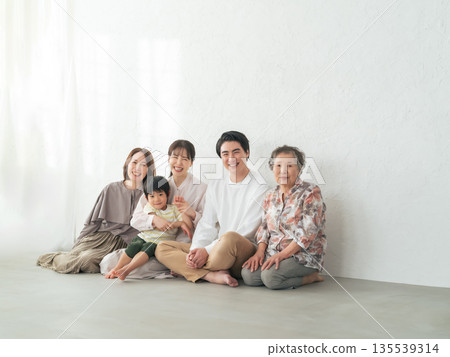 一個四代同堂的家庭在房間放鬆 一個四代同堂的家庭在房間放鬆 135539314