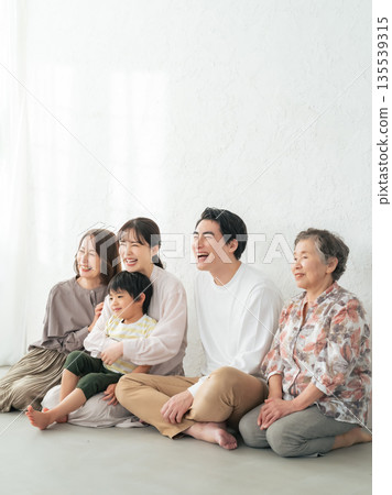 一個四代同堂的家庭在房間放鬆 一個四代同堂的家庭在房間放鬆 135539315