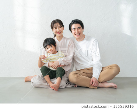 父母在房間裡放鬆 135539316