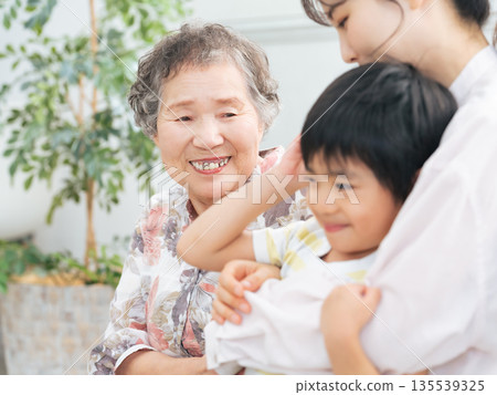 3代家庭擁抱 3代家庭擁抱 135539325