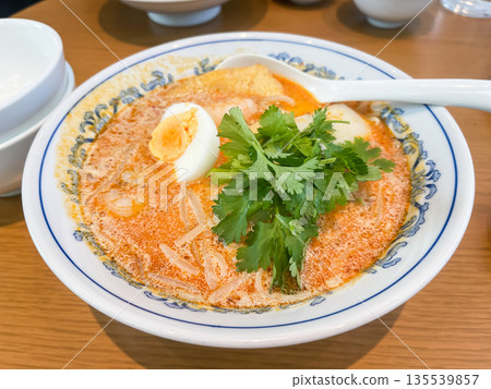 蝦仁香菜叻沙,一道用椰奶和香料烹調的米粉菜餚。 蝦仁香菜叻沙,一道用椰奶和香料烹調的米粉菜餚。 135539857