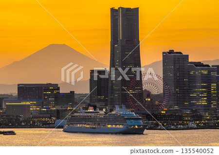 日本橫濱城市景觀：飛鳥三號、富士山和港未來號交相輝映…日本豪華郵輪時代的曙光由此開啟。 135540052